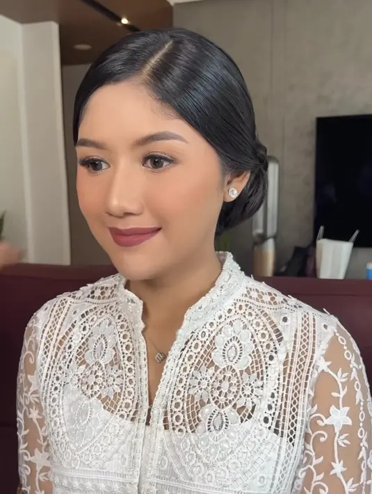 Kali ini, MUA Fidela Herta Amalia memoles wajah Erina dengan tampilan bold dan fresh yang membuat mantu Jokowi ini tampilan elegan. [@fidelhertamakeup]