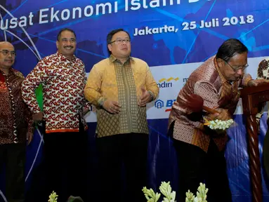 Menko Perekonomian Darmin Nasution memukul gong pada Pembukaan Roundtable High Level Discussion di Kantor Bappenas Jakarta, Rabu (25/07). Diskusi dalam rangka mendorong komitmen dan pemikiran guna memanfaatkan potensi Indonesia. (Liputan6.com/HO/Bappenas)
