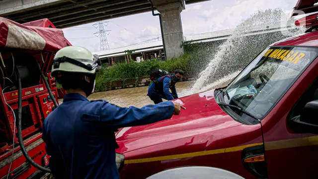 FOTO: Aksi Pemadam Kebakaran Sedot Air Banjir di Cipinang Melayu