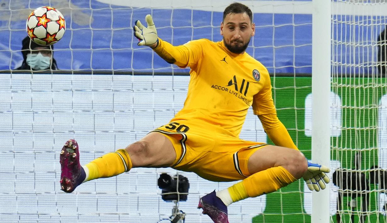 Karim Benzema menjadi pahlawan bagi Madrid dengan memborong tiga gol, pada menit ke-61, 76, dan 78. (AP/Manu Fernandez)