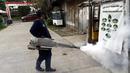 Petugas melakukan pengasapan (fogging) untuk memutus siklus hidup nyamuk aedes aegypti di Jalan Delima Raya, Jakarta Barat, Selasa (30/4/2019). Pengasapan itu untuk mencegah penyebaran wabah penyakit Demam Berdarah Dengue (DBD) saat musim hujan mulai terjadi di Jakarta. (Liputan6.com/Johan Tallo)