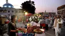 Warga berbelanja di Pasar Kota Tua Kabul, Afghanistan, Minggu (8/9/2019). Kabul merupakan kota pegunungan yang berusia 3.500 tahun. (AP Photo/Ebrahim Noroozi)