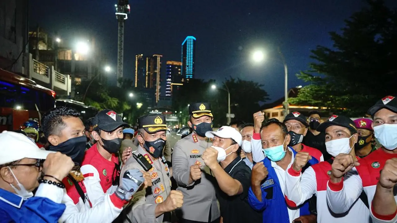 Demo buruh di Gedung Grahadi Surabaya berlangsung hingga malam. (Dian Kurniawan/Liputan6.com)