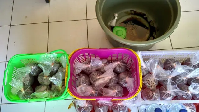 Polres Cilacap menyita ratusan liter miras oplosan siap edar dan bahan pembuatnya. (Liputan6.com/Muhamad Ridlo)