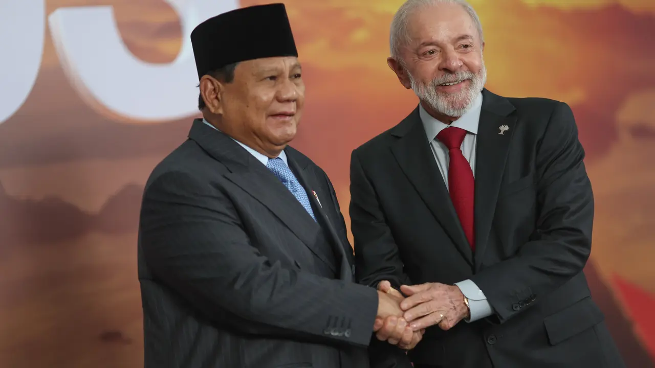 Presiden Prabowo Subianto untuk kali pertamanya menghadiri Konferensi Tingkat Tinggi (KTT) kelompok ekonomi BRICS yang digelar di Museum of Modern Art (MAM) Rio de Janeiro, Brasil, Minggu (6/7/2025). Kedatangan Prabowo disambut langsung Presiden Brasil.