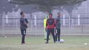 Pelatih kepala Timnas Indonesia U-20, Indra Sjafri (tengah) didampingi dua asistennya, Bima Sakti (kiri) dan Eko Purjianto saat memimpin sesi latihan terakhir di Lapangan ABC, Kompleks Gelora Bung Karno (GBK), Senayan, Jakarta, Jumat (24/5/2024) pagi, menjelang keberangkatan ke Italia untuk pemusatan latihan (TC) di Como dan selanjutnya mengikuti Toulon Tournament 2024 di Prancis. (Bola.com/Abdul Aziz)
