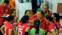 Pelatih tim putri Jakarta Electric PLN, Tien Mei memberikan arahan pada anak asuhnya saat laga melawan Jakarta PGN Popsivo di Pertamina Proliga 2015, Dome Balikpapan, (8/2/2015). Jakarta PGN Popsivo unggul 3-2. (Liputan6.com/Helmi Fithriansyah)