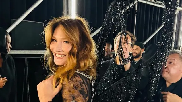 Potret Carla Bruni  Mantan Ibu Negara Prancis Debut di Victoria's Secret Fashion Show. [@carlabruniofficial]