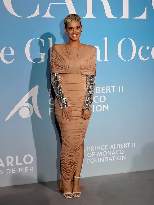Penyanyi AS, Katy Perry menghadiri karpet merah Gala untuk Global Ocean di Opera of Monte-Carlo, Monaco, Rabu (26/9). Katy Perry terlihat manis mengenakan gaun warna tan dengan lengan gaun warna metalik. (AFP/Valery HACHE)
