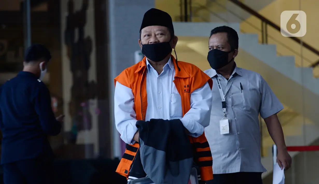 Bupati Sidoarjo nonaktif, Saiful Ilah usai menandatangani penyerahan P21 tahap 2 di Gedung KPK, Jakarta, Rabu (6/5/2020). Saiful Ilah dalam waktu dekat akan menjalani sidang perdana terkait dugaan menerima suap proyek infrastruktur di Dinas PUPR Kabupaten Sidoarjo. (merdeka.com/Dwi Narwoko)