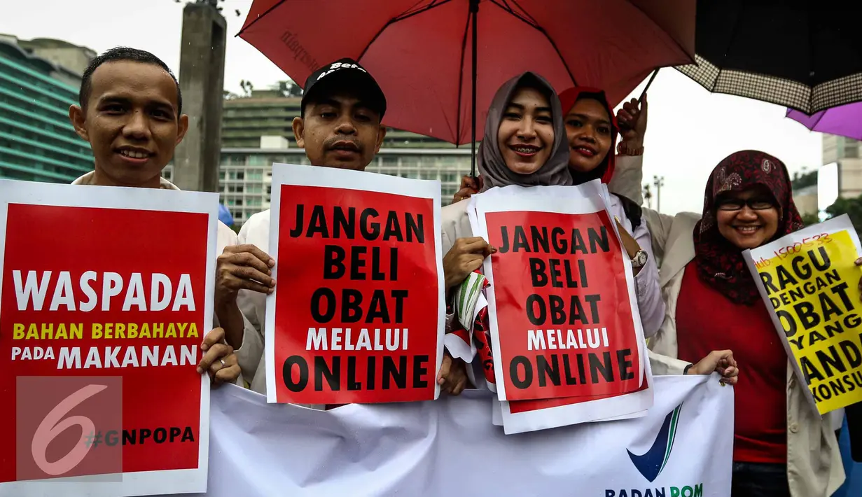 Peserta aksi membawa poster saat mengikuti kampanye Gerakan Peduli Obat dan Pangan Aman di kawasan Car Free Day Bundaran HI, Jakarta, Minggu (13/11). (Liputan6.com/Faizal Fanani)