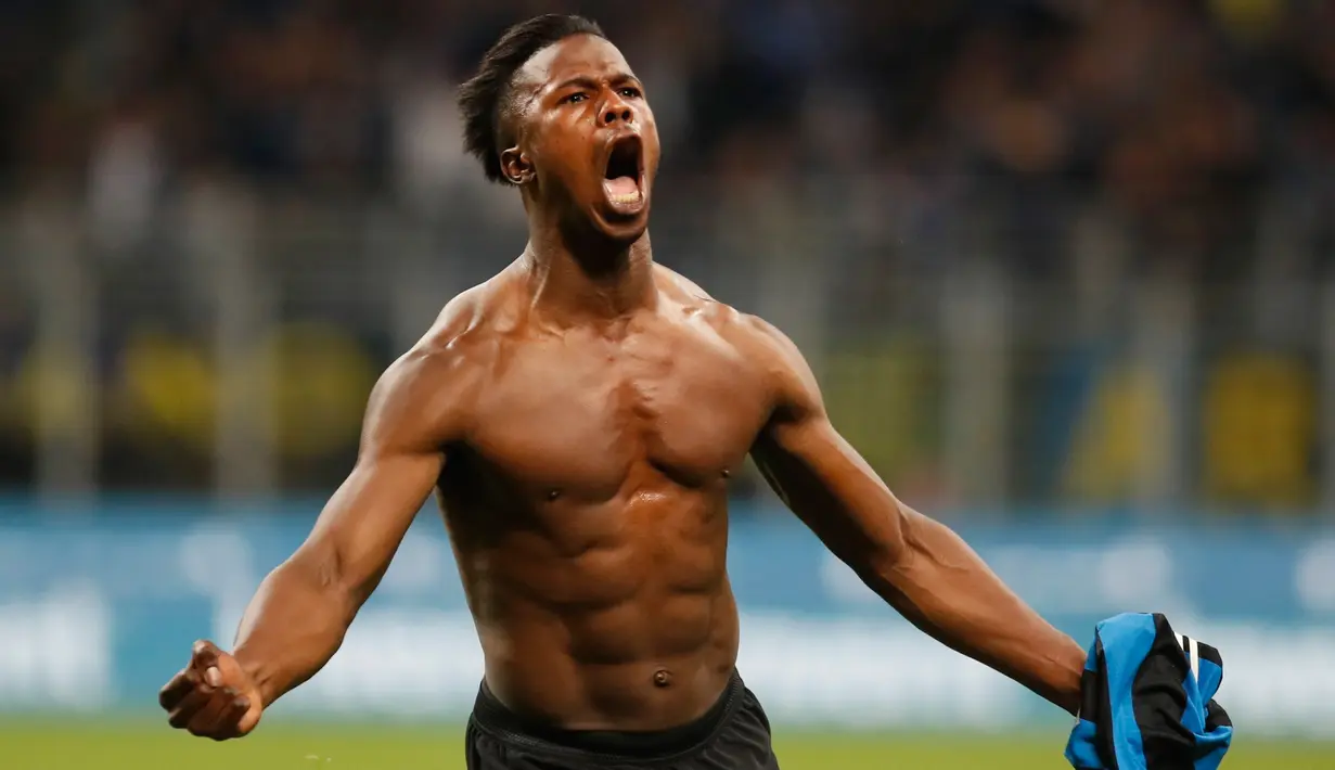 Winger Inter Milan, Keita Balde berselebrasi setelah mencetak gol ke gawang Empoli pada pertandingan pekan ke-38 Serie A, di Giuseppe Meazza, Minggu (26/5/2019). Inter Milan akhirnya lolos ke Liga Champions musim depan setelah bersusah payah menyegel kemenangan 2-1 atas Empoli. (AP/Antonio Calanni)