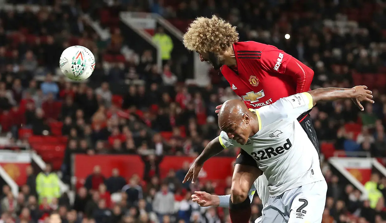 Pemain Manchester United (MU), Marouane Fellaini menyundul bola ke gawang Derby County saat laga Piala Liga Inggris di Old Trafford, Manchester, Inggris, Selasa (25/9). MU kalah dari Derby County lewat adu penalti. (Martin Rickett/PA via AP)