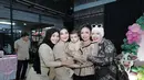 Anggota keluarga lainnya turut menyelaraskan pilihan busana mereka dengan nuansa safari, meskipun tidak semuanya mengenakan pakaian berwarna khaki secara langsung. Gaya mereka bisa menjadi inspirasi bagi banyak orang yang ingin mengusung tema serupa dalam acara spesial mereka. [@aurelie.hermansyah].