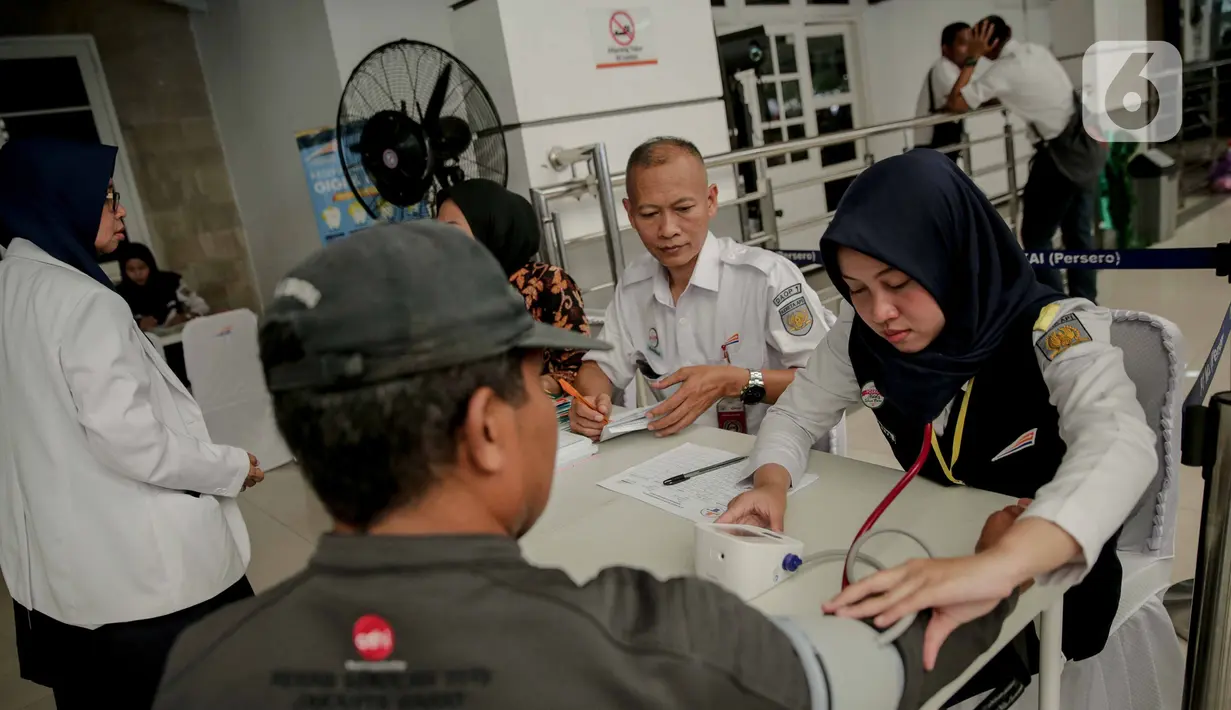 Calon penumpang mengecek kesehatan di Posko Kesehatan KAI Daop 1 di Stasiun Senen, Jakarta, Senin (30/12/2019). Demi memberikan kenyamanan di masa angkutan Natal dan Tahun Baru, PT KAI Daop 1 Jakarta menyediakan layanan pemeriksaan kesehatan dan pengobatan Gratis. (Liputan6.com/Faizal Fanani)