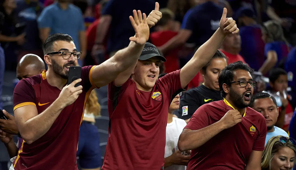 Para suporter AS Roma merayakan kemenangan atas Barcelona pada laga International Championship Cup di Stadion AT&T, Texas, Selasa (31/7/2018). AS Roma menang 4-2 atas Barcelona. (AFP/Cooper Neill)