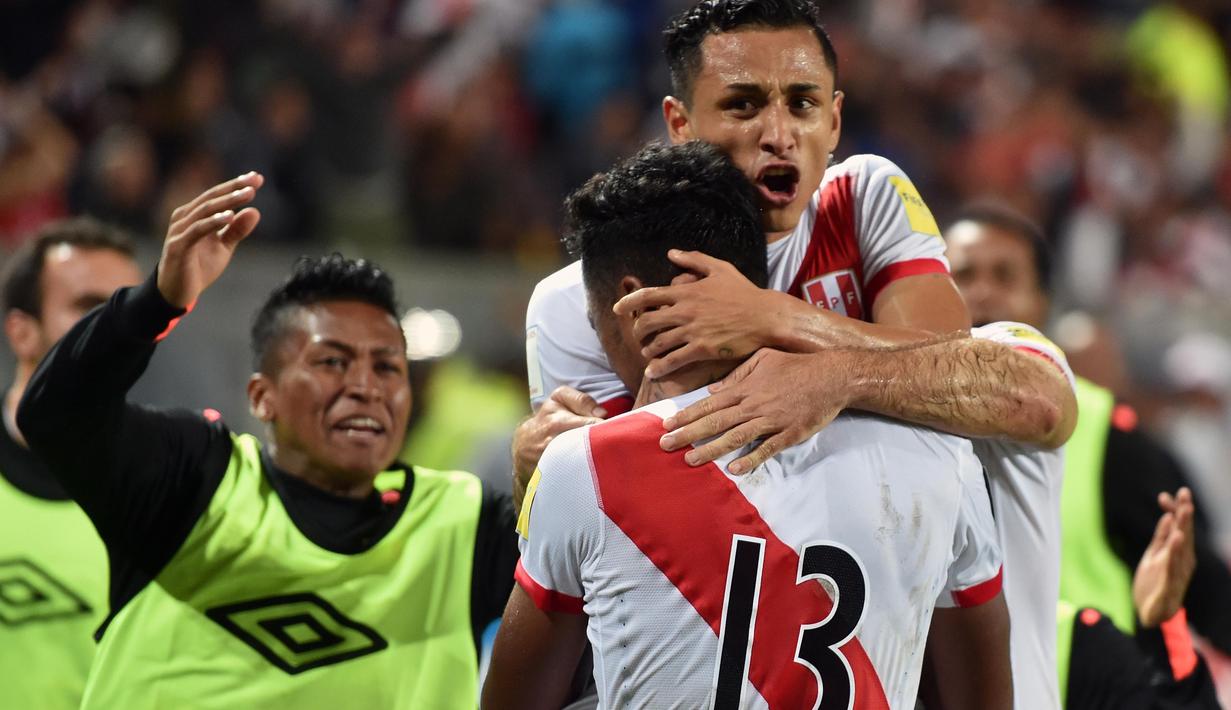 Gelandang Peru, Renato Tapia #13 merayakan golnya bersama rekan-rekannya saat melawan Ekuador pada laga kualifikasi Piala Dunia 2018 Zona Conmebol di Lima, (7/9/2016) WIB. (AFP/Cris Bouroncle)