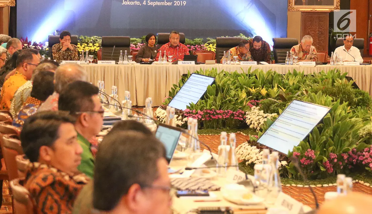 Gubernur Bank Indonesia Perry Warjio (kiri) saat memimpin Rakor di Gedung BI, Jakarta, Rabu (4/9/2019). Rakor Pemerintah, Pemerintah Daerah, dan BI membahas Pengembangan Industri Manufaktur untuk meningkatkan pertumbuhan ekonomi secara berkelanjutan dan Inklusif. (Liputan6.com/Angga Yuniar)