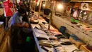 Pedagang ikan beraktivitas di Pasar Senen, Jakarta, Jumat (8/1/2021). Harga jual ikan laut saat ini mengalami lonjakan yang diakibatkan kurangnya pasokan ikan dari nelayan ke pedagang di pasar tradisional. (merdeka.com/Imam Buhori)