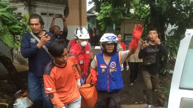 Petugas mengamankan jasad S yang diduga tewas dianiaya anaknya. (Istimewa)