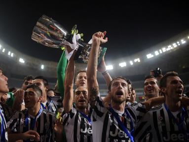 Juventus berhasil menjuarai Piala Super Italia 2015 setelah mengalahkan Lazio dengan skor akhir 2-0 di Stadion Shanghai, Tiongkok. Sabtu (8/8/2015). (AFP Photo/Johanne Eisele)