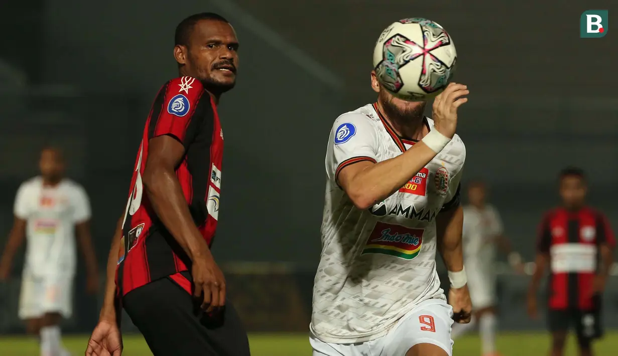 Pemain Persija Jakarta, Marko Simic (kanan) mengontrol bola dibayangi pemain Persipura Jayapura, Israel Wamiau dalam laga pekan ke-3 BRI Liga 1 2021/2022 di Stadion Indomilk Arena, Tangerang, Minggu (19/9/2021). Kedua tim bermain imbang 0-0. (Bola.com/Ikhwan Yanuar)