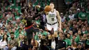 Pemain Atlanta Hawks, Dennis Schroder (17), berduel dengan pemain Boston Celtics, Jonas Jerebko (8), pada laga play off NBA di TD Garden, Sabtu (23/4/2016) WIB. (Reuters/David Butler II-USA TODAY Sports)
