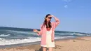 Yoona tampil mengenakan atasan putih senada dengan short pants nya, dipadukan outer pink dan sepatu hitamnya. [@yoona__lim]