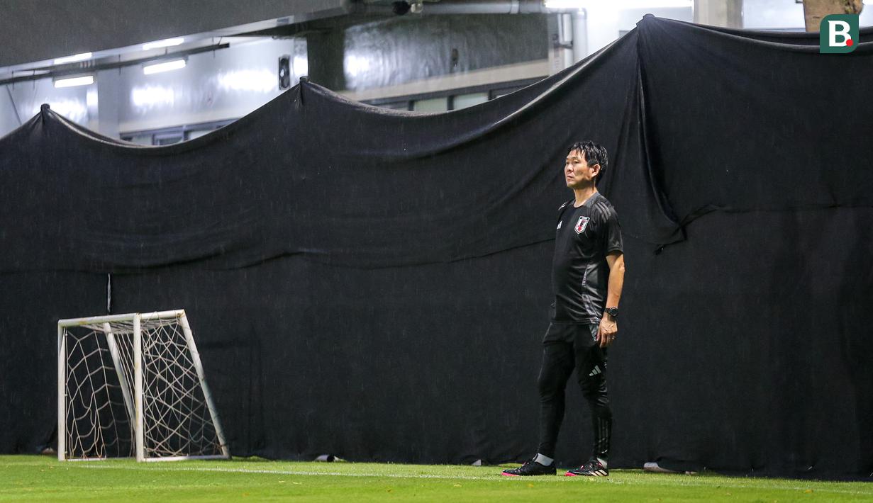 <p>Pelatih Jepang, Hajime Moriyasu memantau latihan perdana menjelang laga putaran ketiga Kualifikasi Piala Dunia 2026 melawan Timnas Indonesia yang berlangsung di Lapangan A, kompleks SUGK, Senayan, Jakarta, Senin (11/11/2024). (Bola.com/Bagaskara Lazuardi)</p>