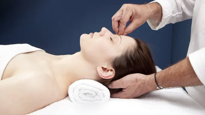 Perbedaan Antara Totok Aura dan Totok Wajah (Studio Grand Quest/Shutterstock)