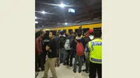 Momen Perdamaian Bonek dan Jakmania di Stasiun Gubeng