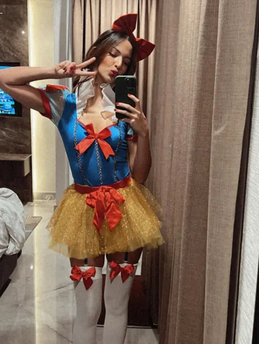 Lagi, tak tanggung-tanggung, Nia mengubah dirinya menjadi Princess Snow White. Ia mengenakan kostum yang berhasil memamerkan body goalsnya dengan sempurna. [Foto: Instagram/ramadhaniabakrie]