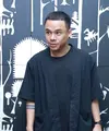 Tak sedikit publik figur yang melukis tubuh mereka dengan tato, tak terkecuali bagi penyanyi tampan Teza Sumendra. Sudah sebanyak 10 tato yang terlukis di tubuhnya. (Galih W. Satria/Bintang.com)