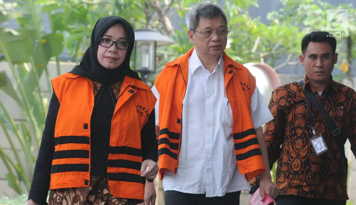 Wakil Ketua Komisi VII DPR Eni Maulani Saragih dan Anggota DPRD Sumut Sony Firdaus tiba di gedung KPK, Jakarta, Rabu (10/10). Sony Firdaus diperiksa terkait suap Pengesahan Perubahan APBD 2013, 2014 dan 2015. (Merdeka.com/Dwi Narwoko)