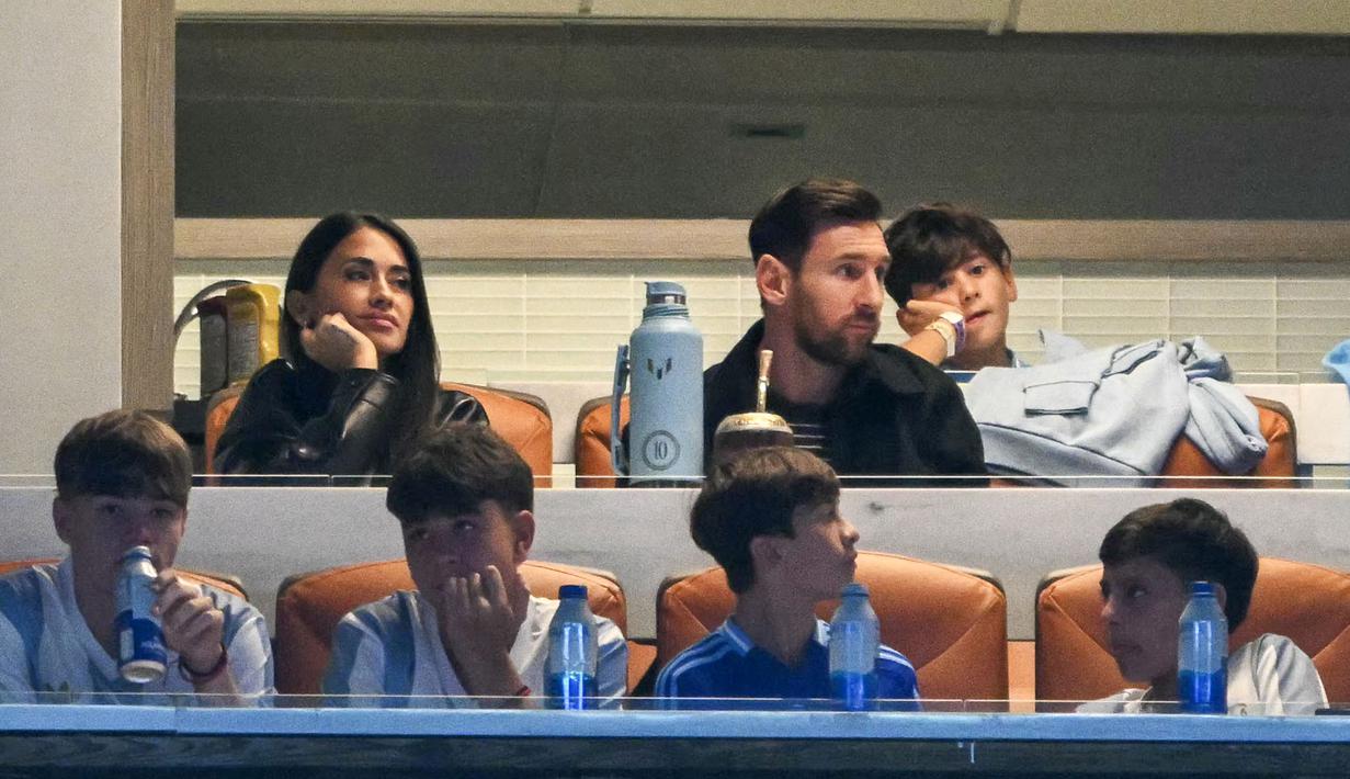 La Pulga ditemani oleh sang istri, Antonella Roccuzzo bersama anaknya. (AFP/Chandan Khanna)