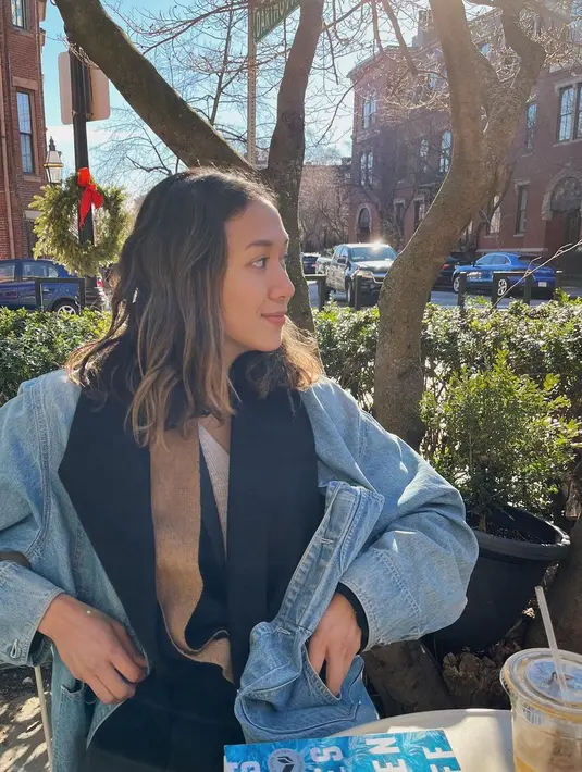 Maura memiliki kecintaan pada menulis sejak SMA. Ia berpartisipasi dalam sejumlah kegiatan magang saat masih duduk di bangku SMA. (Foto: Instagram/ @mayzurstla)