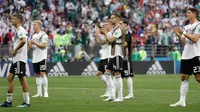 Pemain Jerman berjalan ke pendukung mereka setelah kalah dalam pertandingan Grup F antara Jerman dan Meksiko di Piala Dunia 2018 di Stadion Luzhniki, Moskow, Rusia, Minggu (17/6). (AP Photo/Matthias Schrader)