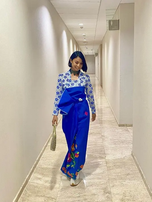 Kombinasi apik kebaya kutubaru bermotif dengan kain tenun sarung lagosi, beri impresi elegan pada tampilan Shareefa Daanish. Penampilannya dipermanis dengan choker sebagai statement. [@shareefadaanish].