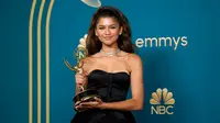 Zendaya berpose usai meraih penghargaan aktris utama terbaik dalam serial drama 'Euphoria' pada ajang Emmy Awards 2022 di Microsoft Theater, Los Angeles, Amerika Serikat, 12 September 2022. Sekadar informasi, Zendaya adalah aktris termuda yang memenangkan kategori tersebut pada 2020. (AP Photo/Jae C. Hong)