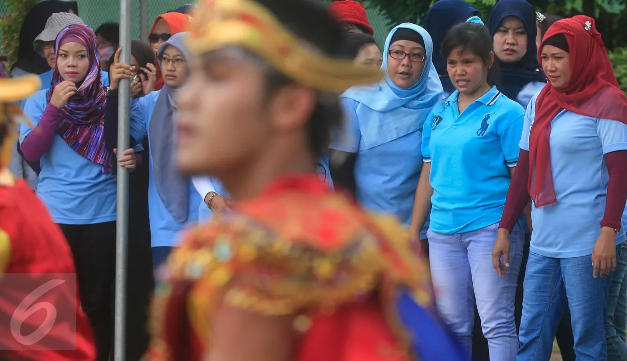 Terpidana narkoba asal Filipina, Mary Jane (kedua kanan) atraksi tari di Lapas Wirogunan,Yogyakarta, Senin (9/11/2015).Komunitas seniman Yogyakarta menggelar aneka kesenian sebagai bentuk kepedulian terhadap penghuni lapas. (Foto:Boy Harjanto)