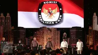 Cagub DKI Jakarta nomor 1 Agus Harimurti Yudhoyono-Sylviana, nomor 2 Basuki T Purnama-Djarot Saiful Hidayat, dan nomor 3 Anies Baswedan-Sandiaga Uno menyanyikan lagu Indonesia Raya saat debat Cagub DKI-Jakarta, Jumat (13/1). (Liputan6.com/Faizal Fanani)