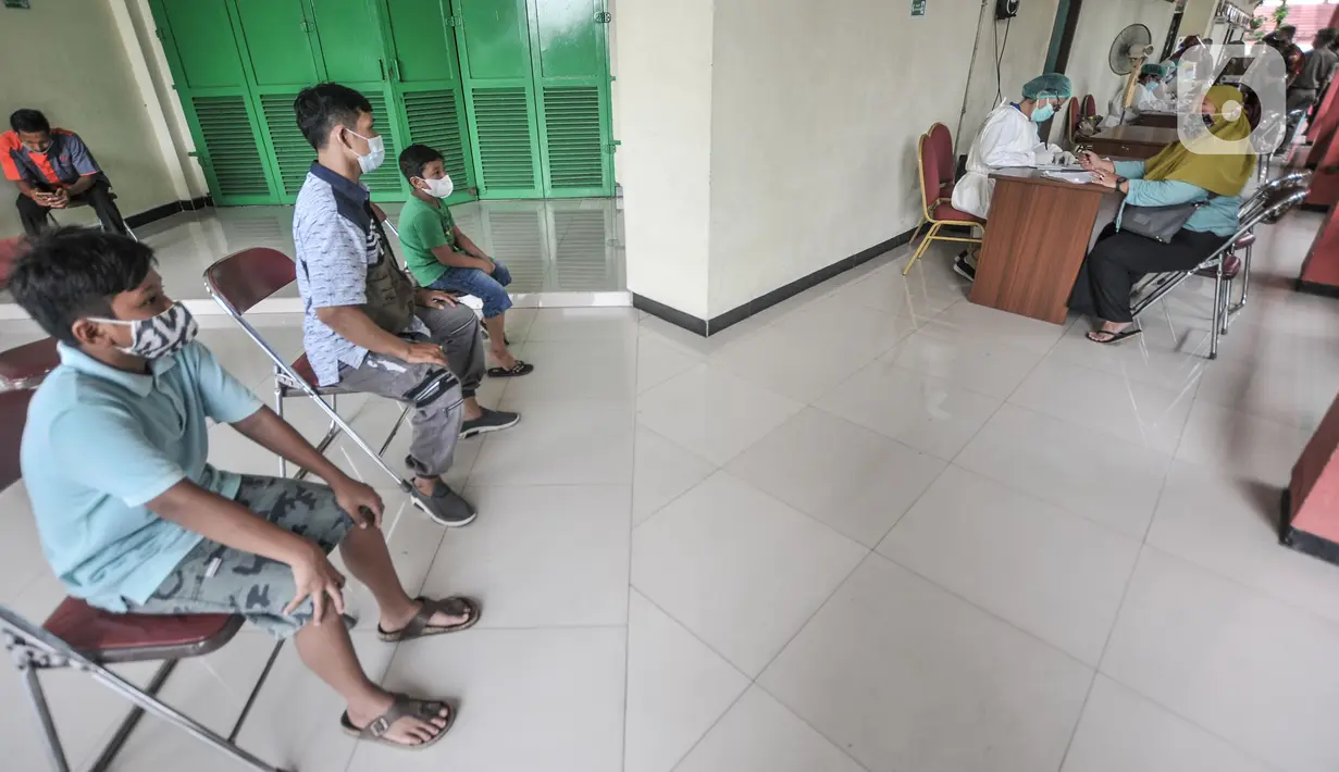 Warga mendaftar untuk menjalani tes Covid-19 di Gelanggang Olahraga Remaja (GOR) Kecamatan Makasar, Jakarta, Senin (17/5/2021). Pemkot Jakarta Timur menggelar tes Covid-19 gratis bagi warga yang baru tiba di Ibu Kota guna mencegah penyebaran virus Corona usai mudik. (merdeka.com/Iqbal S Nugroho)