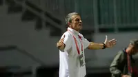 Pelatih Arema Cronus, Milomir Seslija saat memberikan arahan kepada timnya ketika melawan PS TNI pada laga Torabika SC 2016 di Stadion Pakansari, Bogor, (31/7/2016).  (Bola.com/Nicklas Hanoatubun)