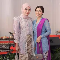 Syahnaz Sadiqah dan Nisya Ahmad saat Hadir di Hari Jadi Jawa Barat. [@syahnazs]