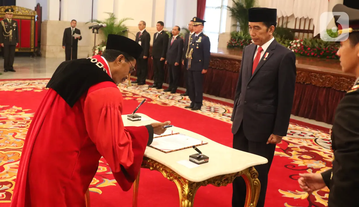 Presiden Joko Widodo (Jokowi) menyaksikan Daniel Yusmic Pancastaki menandatangi dokumen pelantikan Hakim Mahkamah Konstitusi di Istana Negara, Selasa (7/1/2020). Jokowi melantik Suhartoyo dan Daniel Yusmic Pancastaki Foekh sebagai Hakim Konstitusi periode 2020-2025. (Liputan6.com/Angga Yuniar)