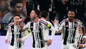 Penyerang Juventus, Dusan Vlahovic merayakan gol pertama timnya dalam pertandingan pekan ke-4 Liga Champions UEFA antara Juventus dan Sporting CP di Stadion Allianz, Turin, pada 4 November 2025. (Marco BERTORELLO / AFP)