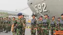 Citizen6, Jakarta: Pangkolinlamil Laksda TNI S.M. Darojatim menutup Latihan SAR dan Sea Survival Kolinlamil 2012 dalam suatu upacara militer di Dermaga Kolinlamil, Tanjung Priok, Jakarta, Jumat (21/09). (Pengirim: Dispenkolinlamil).