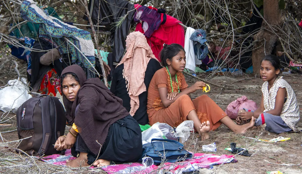 Etnis Rohingya beristirahat di pantai setelah kapal mereka terdampar di Pulau Idaman, Aceh Timur, Aceh, Jumat (4/6/2021). Jumlah pengungsi Rohingya yang berangkat dari Bangladesh menggunakan kapal tersebut sebanyak 90 orang, namun delapan orang meninggal. (AP Photo/Zik Maulana)