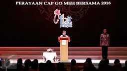 Wapres Jusuf Kalla (JK) memberikan pidato saat menghadiri perayaan Cap Go Meh 2016, di Hall D JIE Kemayoran, Jakarta, Minggu (28/2/2016). Tema yang diangkat untuk tahun ini adalah "Bersama Membangun Bangsa." (Liputan6.com/Faizal Fanani)