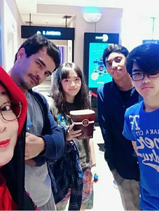 Momen kenangan Teddy Syach dan kedua anaknya bersama Rina Gunawan. Mereka kerap menghabiskan waktu bersama dengan hangout bareng. Tampak begitu harmonis di berbagai kesempatan. (Liputan6.com/IG/@syach_t)